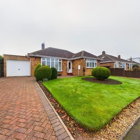 Charming Coastal Bungalow Cayton Exterior photo